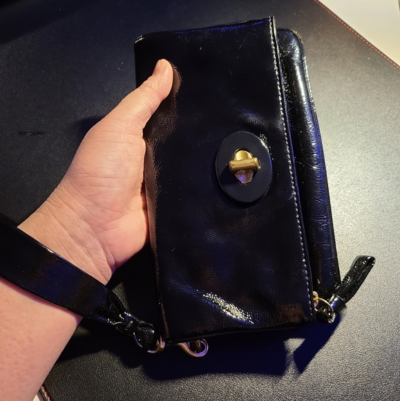 Rare black patent leather fold over Coach wristlet - Picture 3 of 6